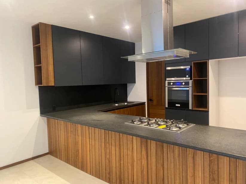 cocina amplia de venta de casa de lujo en la cima de zapopan jalisco