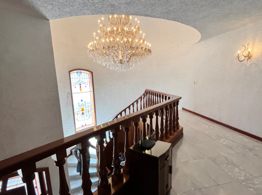 escaleras amplias de casa en venta en colinas de san javier zapopan