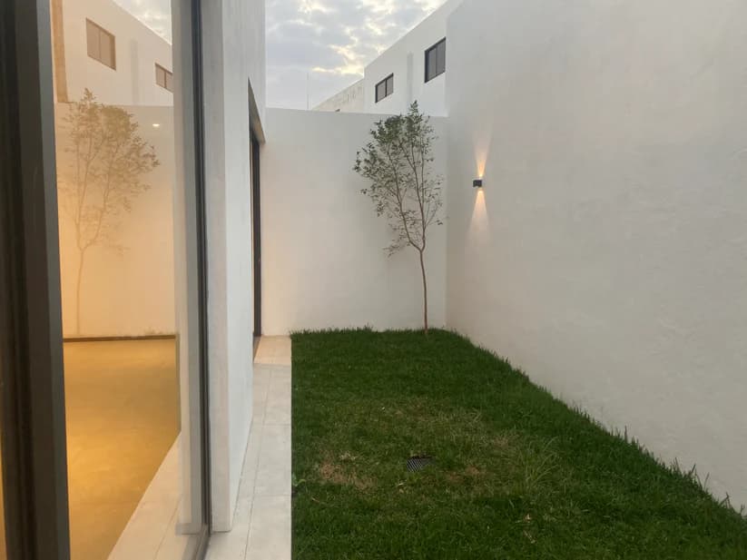 jardín amplio de casa de lujo en venta en la cima de zapopan