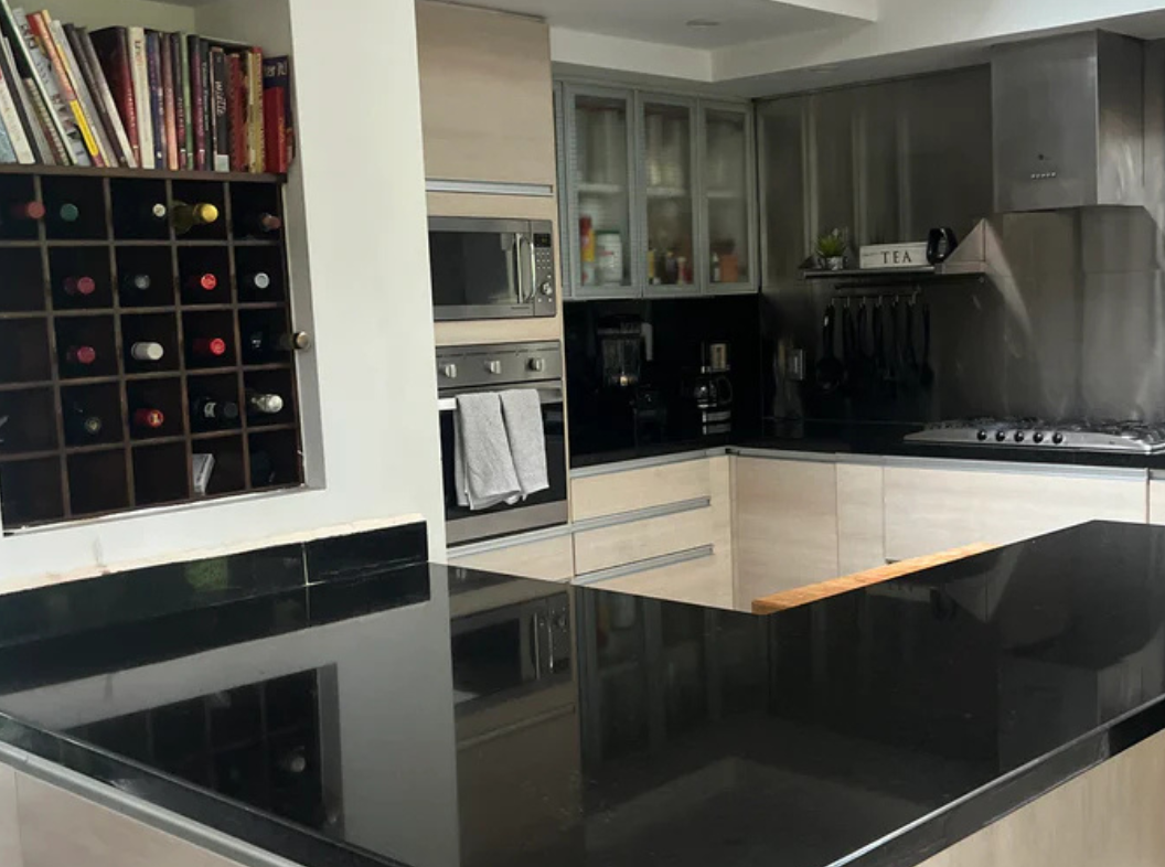 cocina amplia de casa de lujo en venta en zapopan fraccionamiento las cañadas