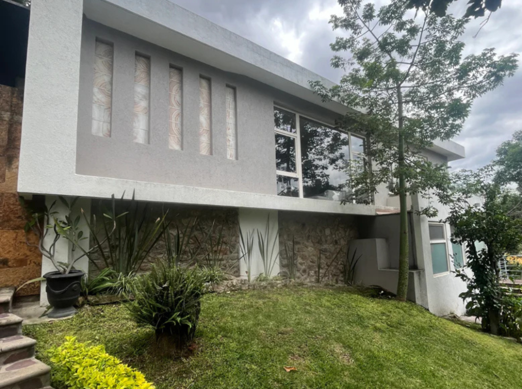 fachada casa de lujo en venta en las cañadas country club zapopan