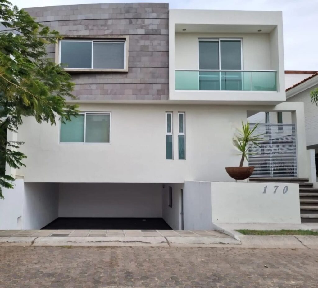 fachada casa de lujo en venta en jardin real zapopan 