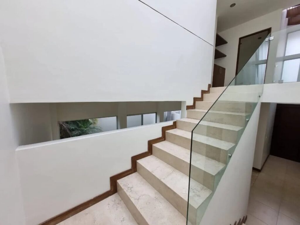 escaleras de casa de lujo en venta en jardin real en zapopan jalisco