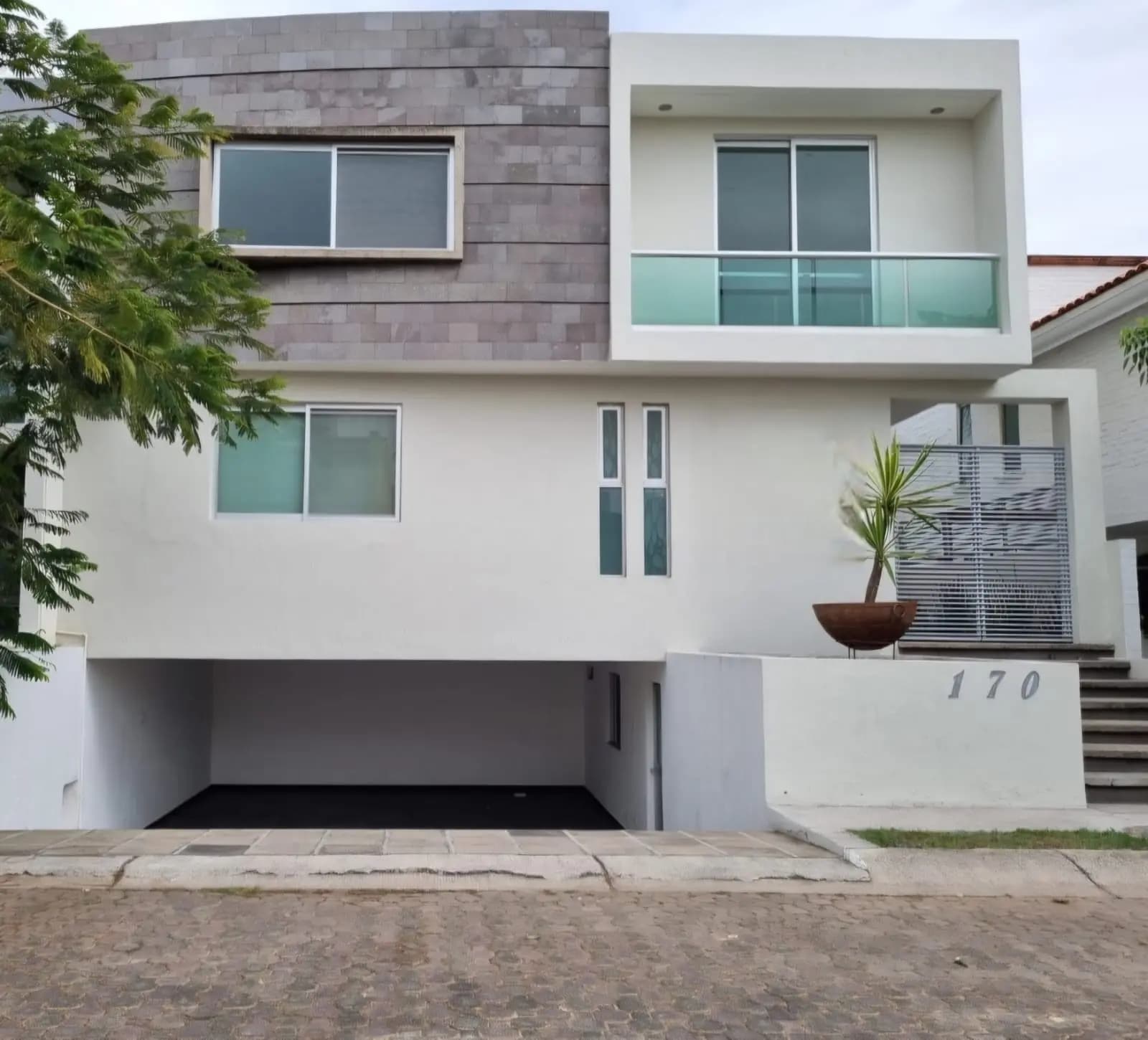 fachada casa de lujo en venta en jardin real zapopan