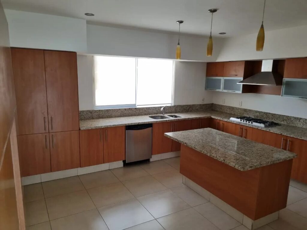 Cocina amplia de casa de lujo en venta en jardin real zapopan